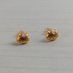Very Cute Earrings In Gold